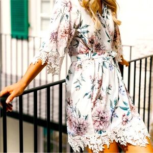 LE ROSE Serena Veiled Rose Printed Lace Trim Satin Robe Women’s Size S / M